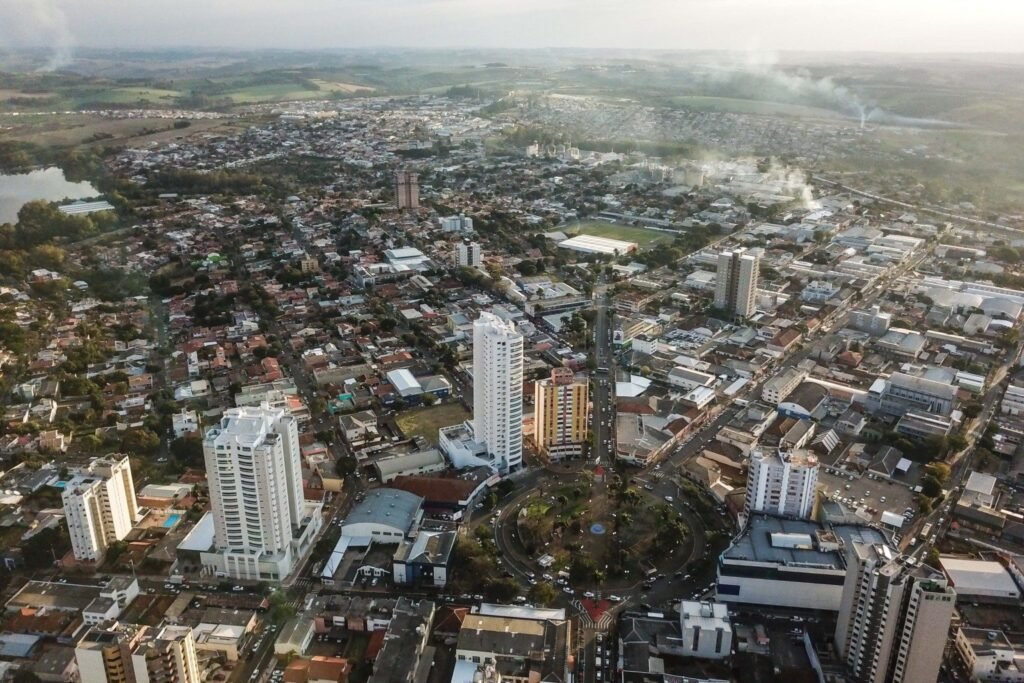 Paraná registra 19 cidades com menos de 5% de desocupação Paraná tem 19 cidades acima de 100 mil habitantes com menos de 5% de desocupação - O Paraná