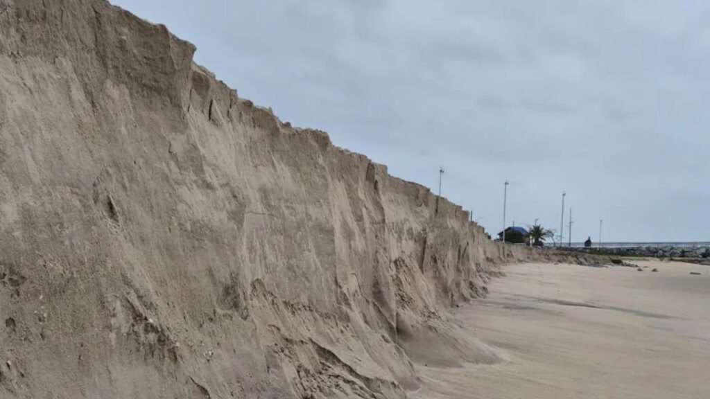 Ressaca forma paredão de dois metros na praia de Matinhos