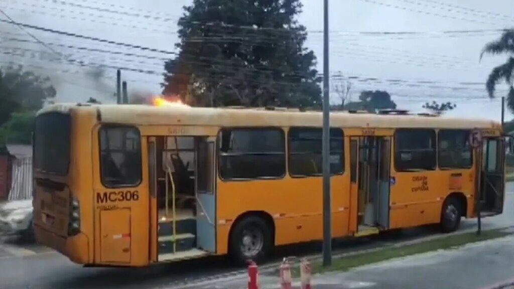 Passageiros fogem de incêndio em ônibus em Curitiba Passageiros escapam de incêndio em ônibus de Curitiba