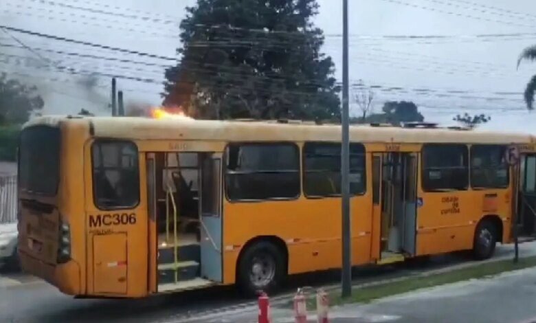 Passageiros escapam de incêndio em ônibus de Curitiba