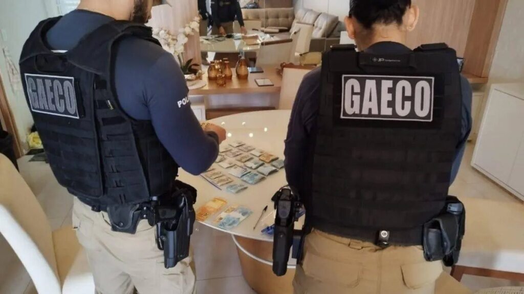 Polícia do Paraná bloqueia R$ 12 milhões de facção criminosa Operação contra facção no Paraná bloqueia R$ 12 milhões