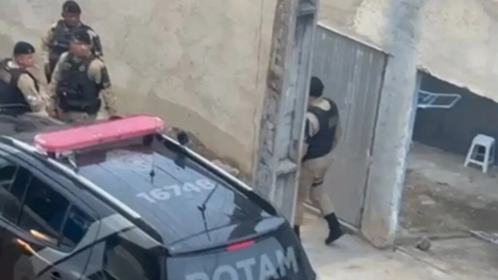 Polícia realiza operação em bairro de Curitiba contra criminosos Batalhão policial invade bairro em busca de criminosos em Curitiba