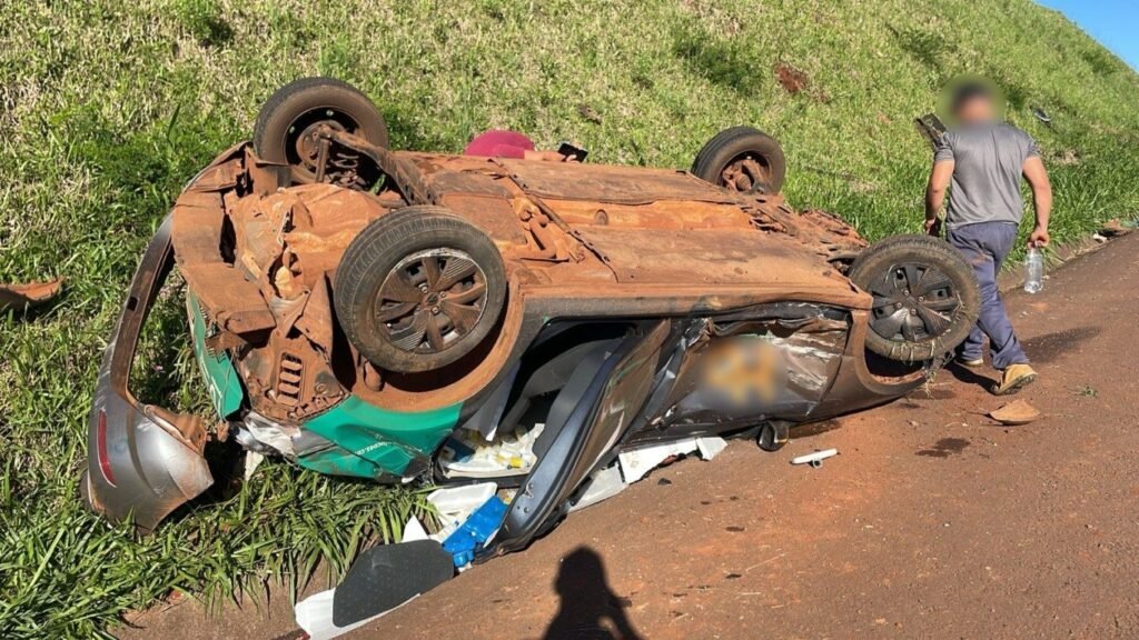 Polo capota em acidente na PRc-467 em Cascavel Polo capota ao se envolver em acidente de trânsito na PRc-467 em Cascavel - O Paraná