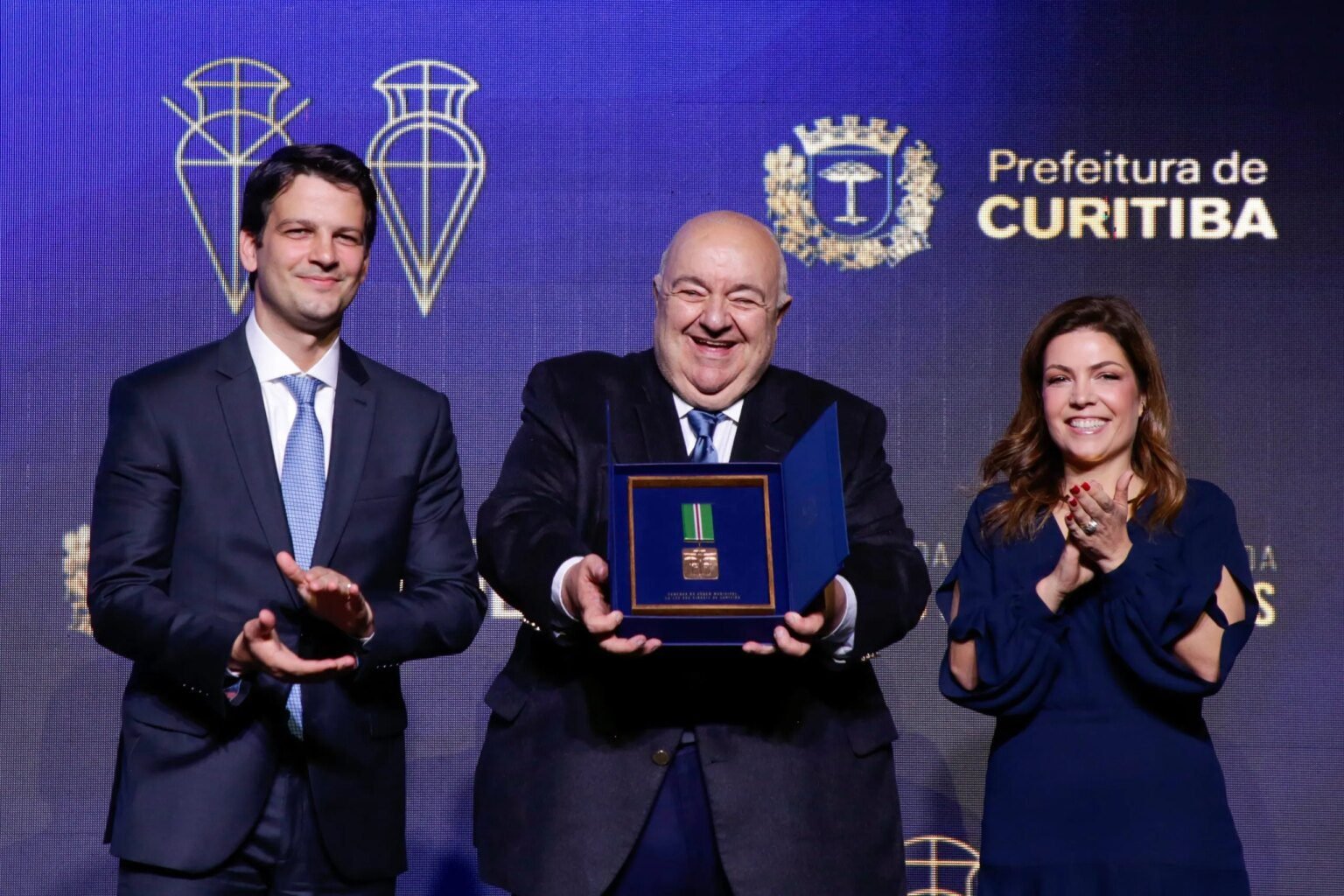 Prefeito de Curitiba confere honraria a 19 personalidades Prefeito de Curitiba homenageia 19 personalidades com honraria máxima