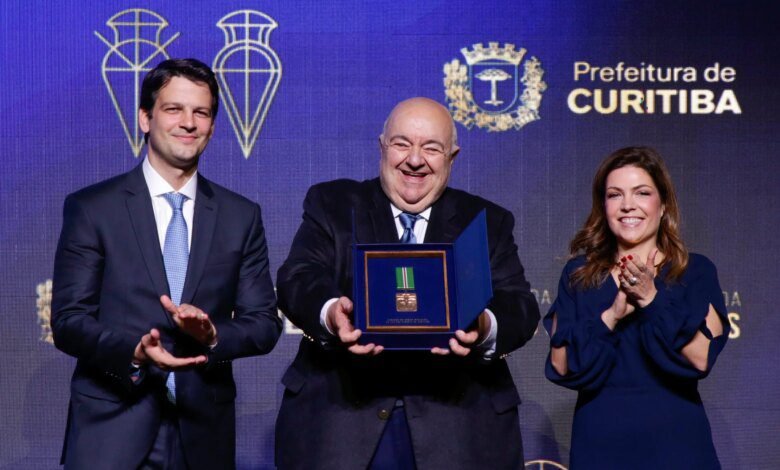 Prefeito de Curitiba homenageia 19 personalidades com honraria máxima