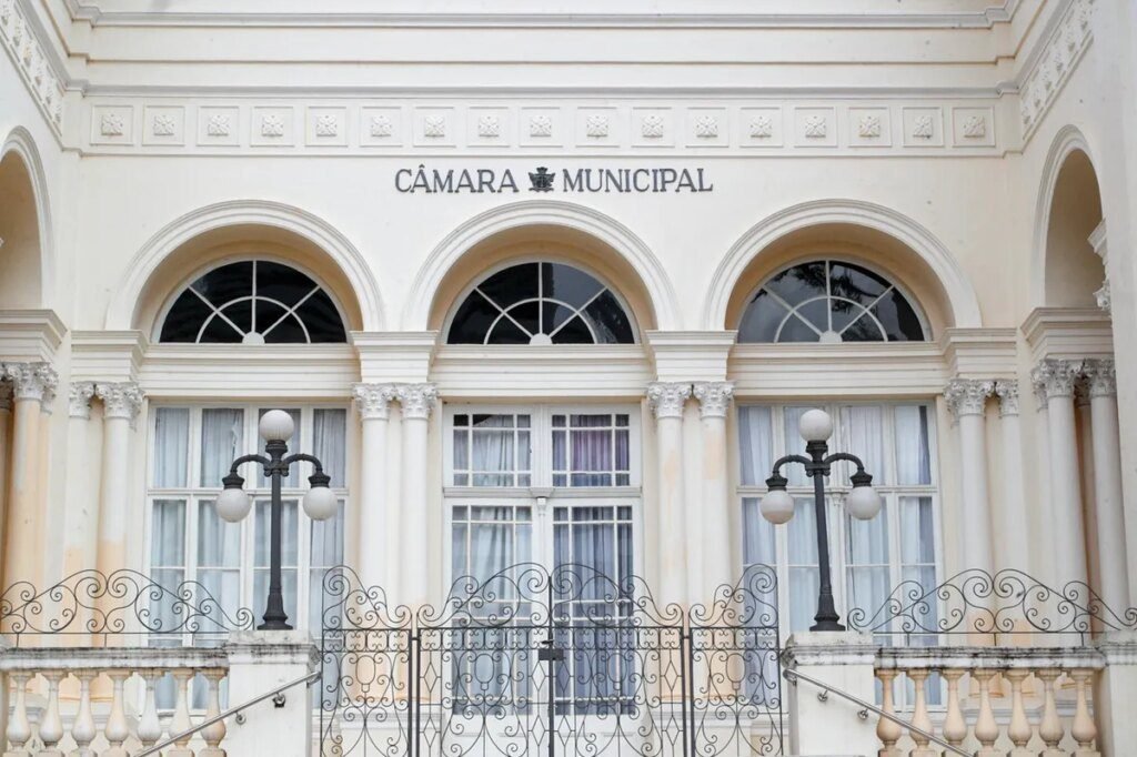 Vereadores estendem prazo para pagamento de multas da covid até 2027 Após parecer jurídico, projeto sobre atletas trans em Curitiba é reformulado