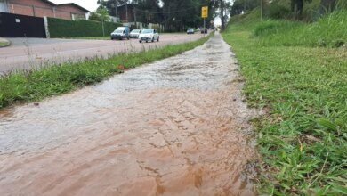 Rompimento de adutora transforma ciclovia em "rio" em Curitiba