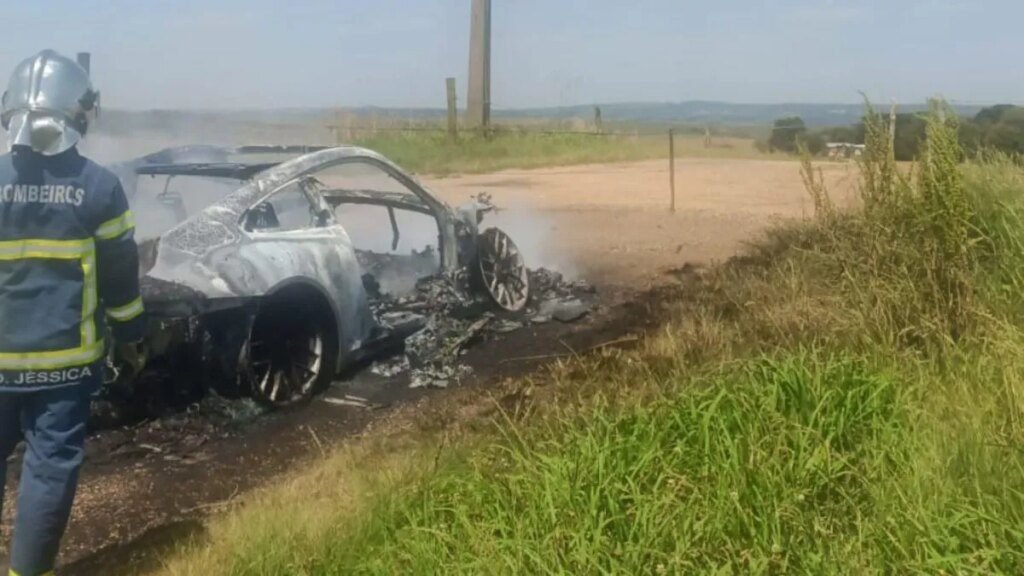 Roubo de Porsche na RMC é desmentido por câmera de segurança Homem registra roubo de Porsche na RMC, mas câmera desmente