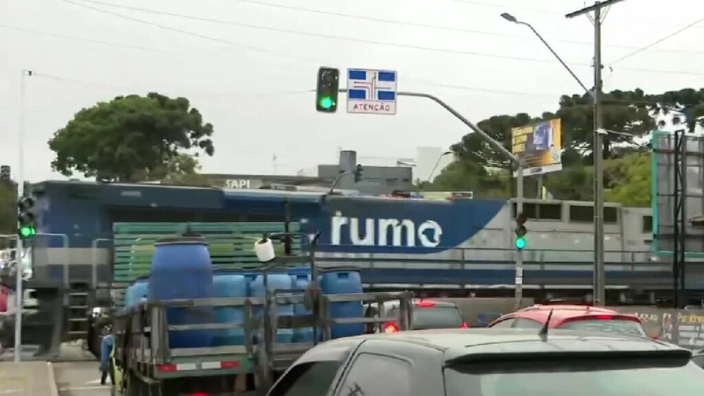 Semáforo permite passagem de carros em Pinhais durante trem Semáforo libera carros durante passagem de trem em Pinhais