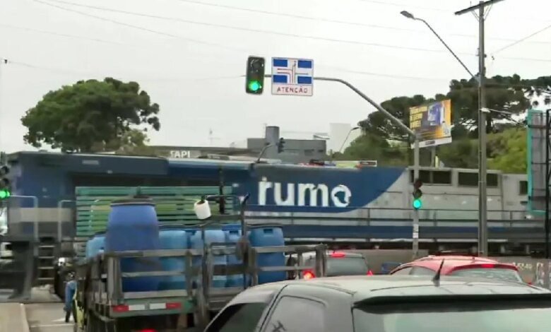 Semáforo libera carros durante passagem de trem em Pinhais