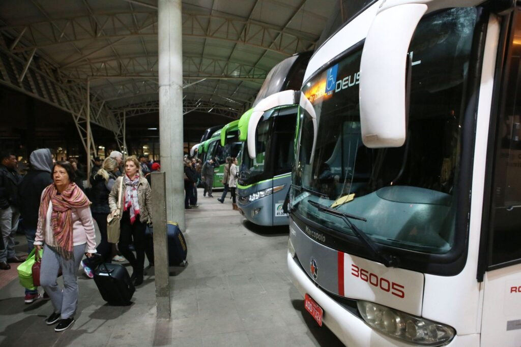 Setor de serviços lidera geração de empregos no Paraná