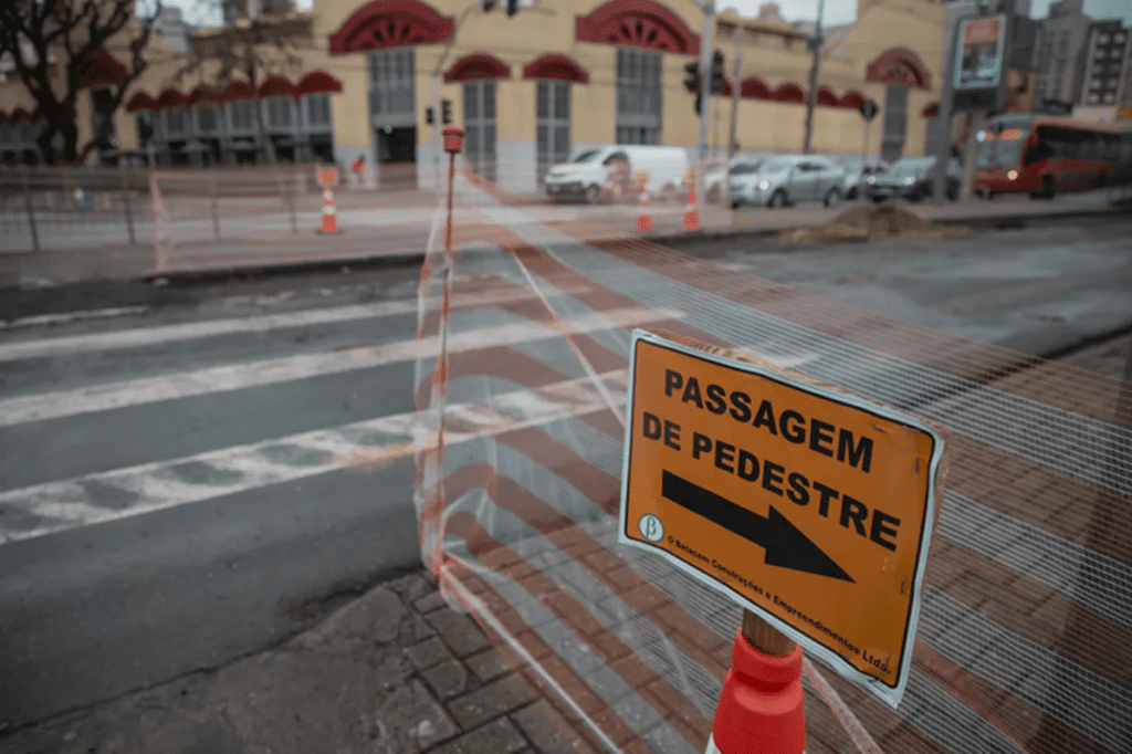 Sinalização ajuda pedestres em obra na rodoferroviária Sinalização orienta pedestres em obra na região da rodoferroviária
