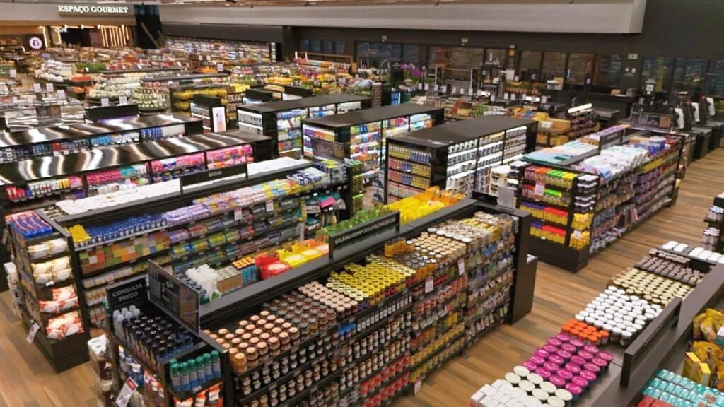 Supermercado inaugura em tradicional praça no centro de Curitiba Mais novo supermercado de Curitiba abre em tradicional praça no Centro