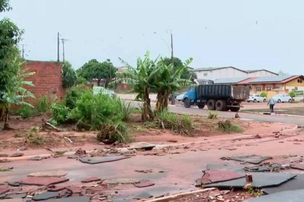 Temporal no Paraná causa danos; mais chuva a caminho? Temporal no Paraná provoca estragos em cidades. Vem mais chuva?