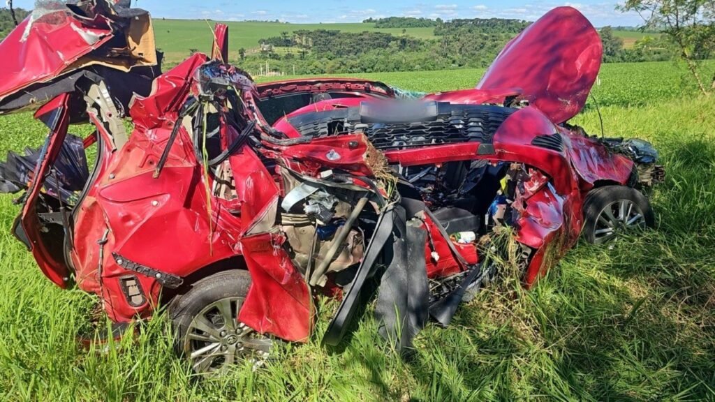 Toyota Yaris fica destruído após capotar e cair em ribanceira na BR-163 em Toledo - O Paraná