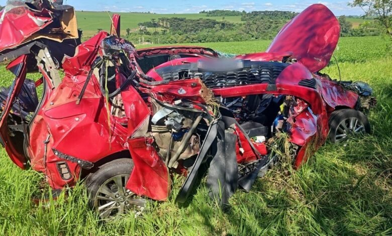 Toyota Yaris fica destruído após capotar e cair em ribanceira na BR-163 em Toledo - O Paraná