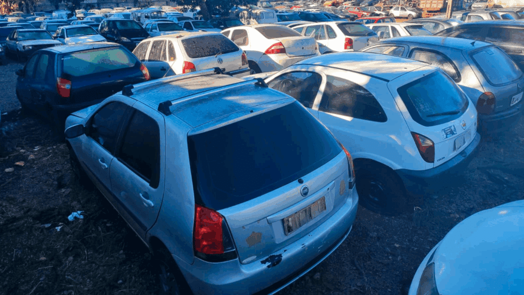Transitar vai leiloar 196 veículos e 74 sucatas com lances iniciais a partir de R$ 100 - O Paraná