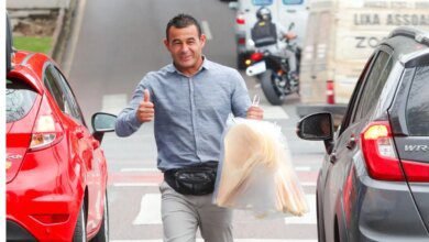 Vendedor 'pra cima' faz sucesso em semáforo de Curitiba