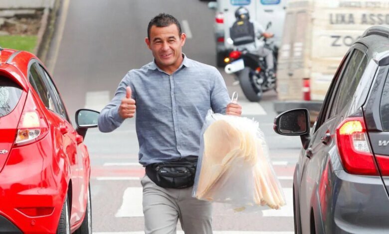 Vendedor 'pra cima' faz sucesso em semáforo de Curitiba