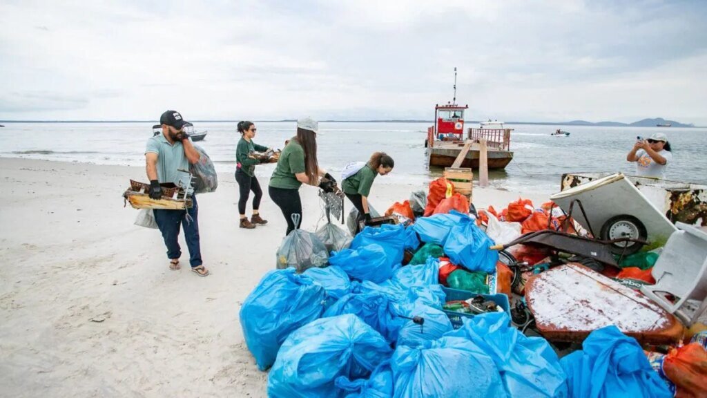 Voluntários removem 11 toneladas de lixo na Ilha do Mel Voluntários retiram quase 11 toneladas de lixo da Ilha do Mel