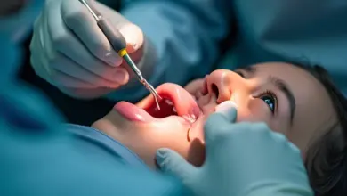 Dentista realizando procedimento odontológico em paciente.