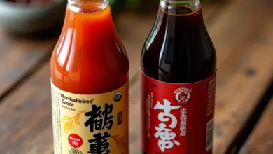 Frascos de shoyu e molho inglês lado a lado em uma mesa de madeira rústica.