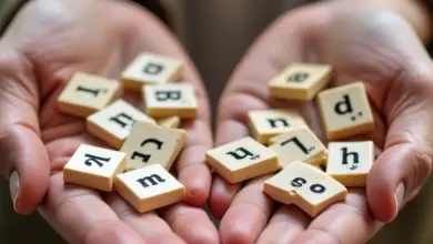 Mãos diversas segurando letras que formam a palavra 'fonética', com grupos de encontros consonantais e dígrafos.