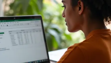 Mulher brasileira usando Google Sheets para controle de ponto eletrônico em home office.