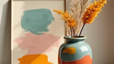 Vaso de cerâmica artesanal vibrante ao lado de uma pintura abstrata minimalista, ilustrando a diferença entre arte e artesanato.