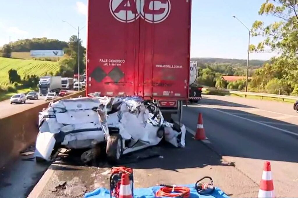 acidente gravíssimo com três mortes e bloqueio sentido SC