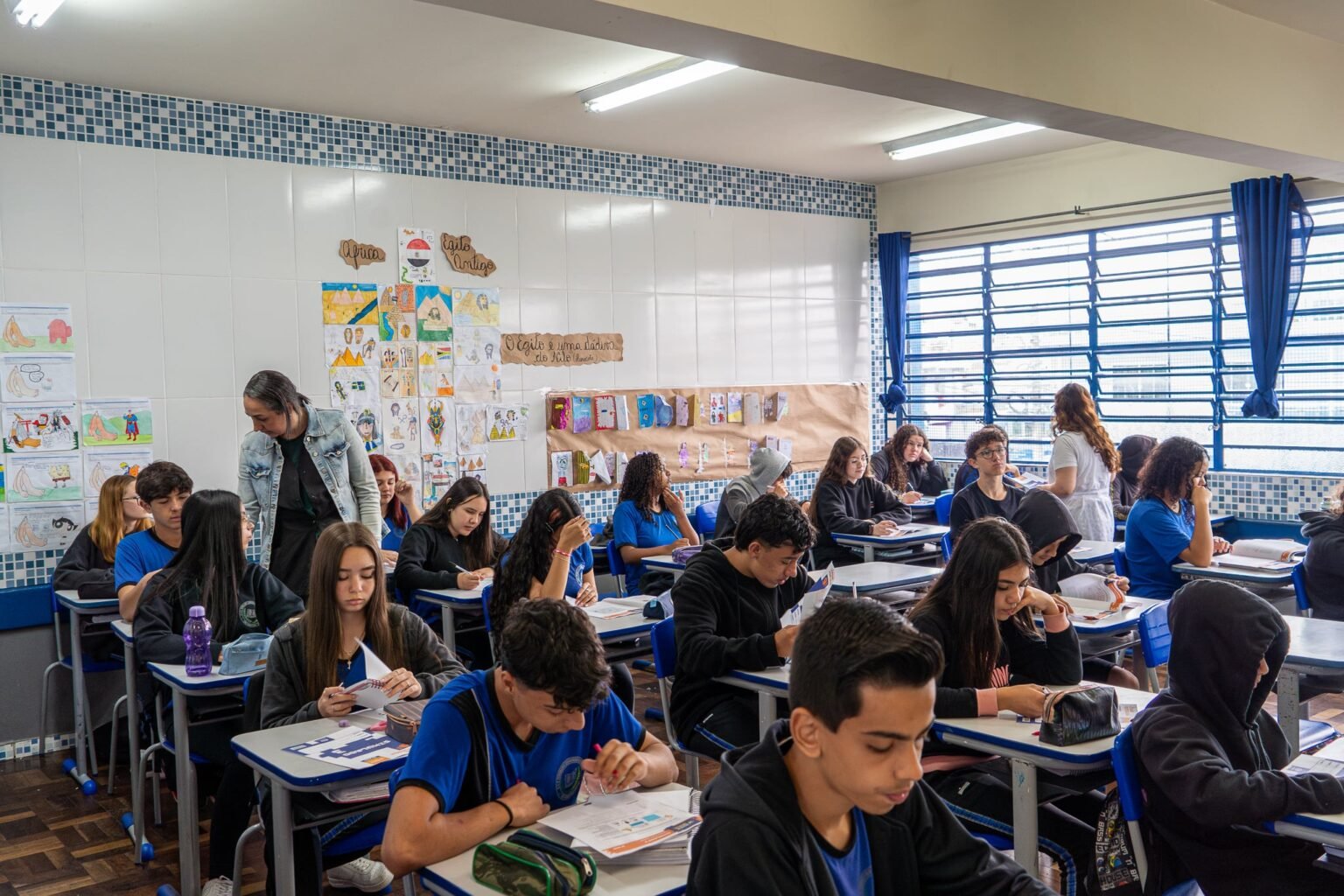 Aulas com dois professores melhoram desempenho de alunos no Paraná Aulas extras com 2 professores em sala impulsionam desempenho dos alunos da rede - O Paraná