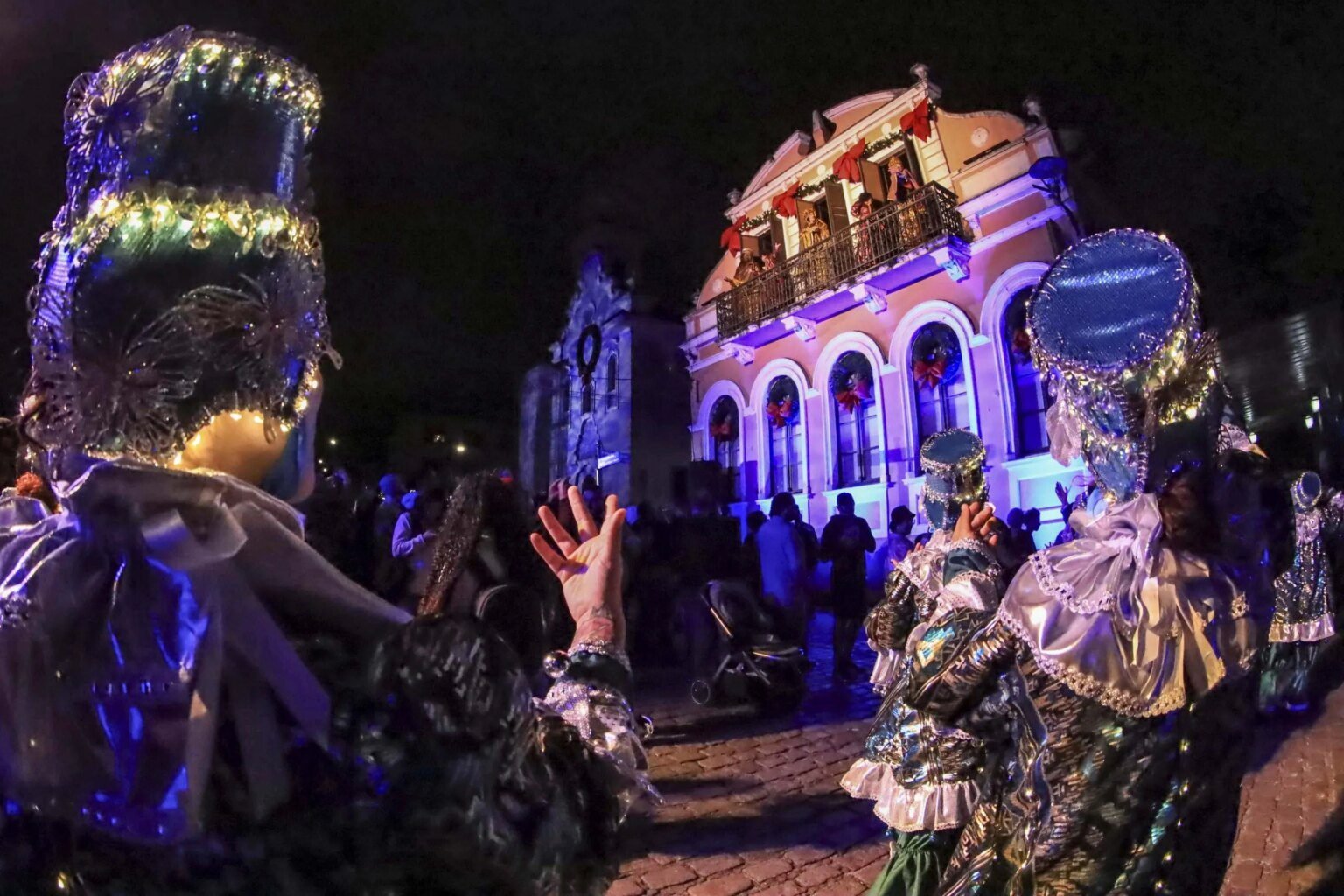 Auto Natalino estreia no Largo da Ordem com luzes e música em Curitiba