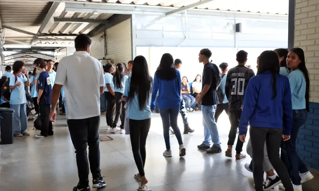 Beneficiados recebem 9ª parcela do auxílio financeiro Alunos do ensino médio agora podem receber pagamento do programa Pé-de-Meia. Entenda os requisitos e datas importantes - Foto: Antônio Cruz/Agência Brasil