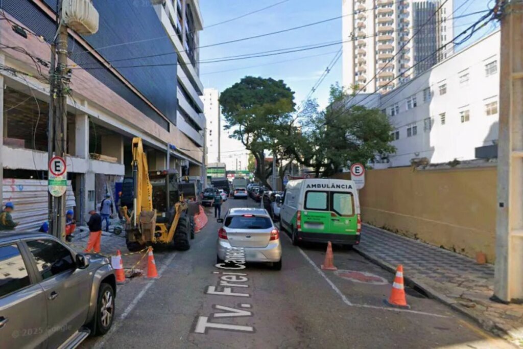 Travessa "corta caminho" no centro de Curitiba será bloqueada