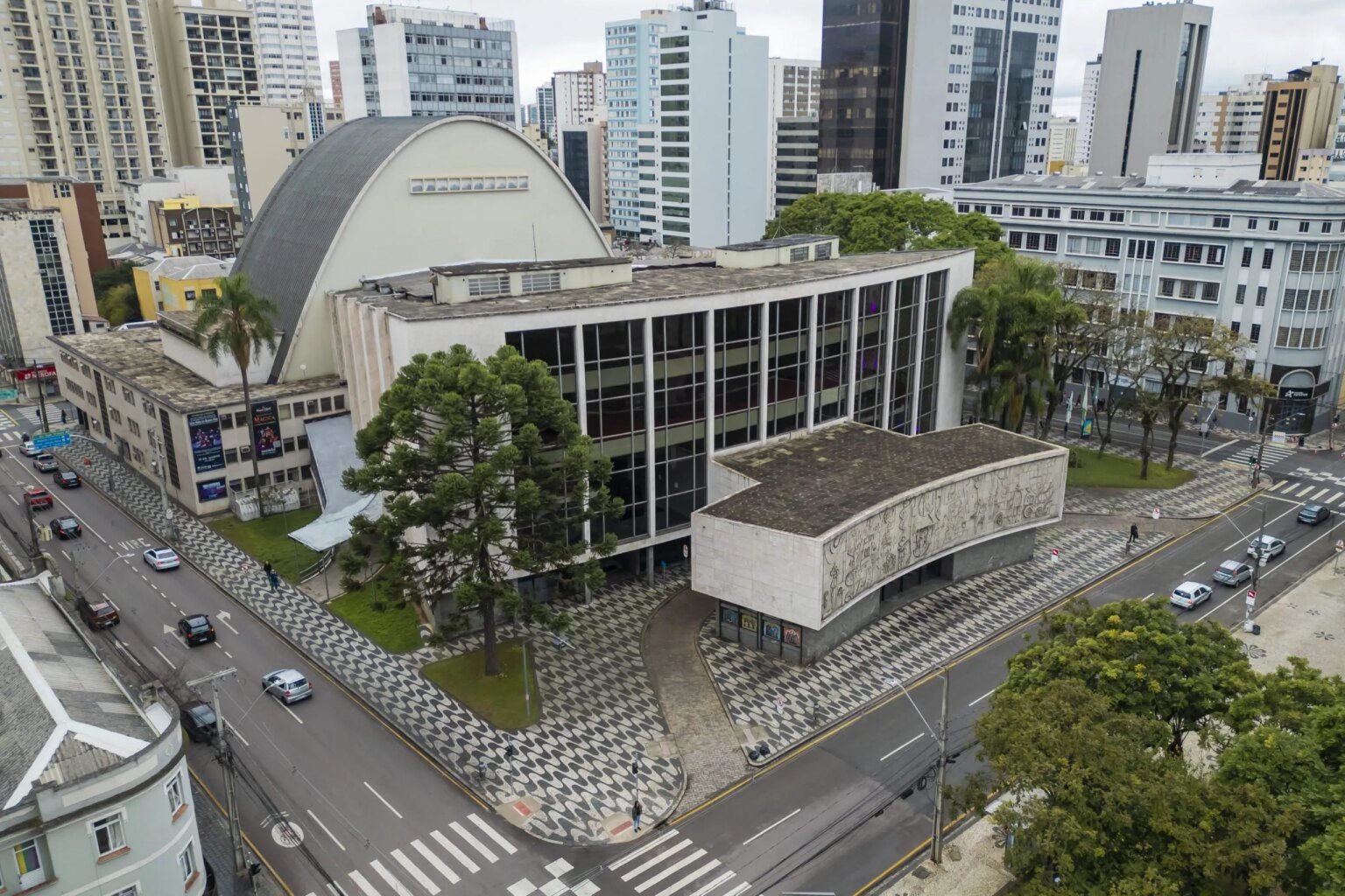 Bloqueios de trânsito marcam abertura do Natal em Curitiba 2025 Abertura do Natal de Curitiba 2025 terá bloqueios no trânsito nesta segunda