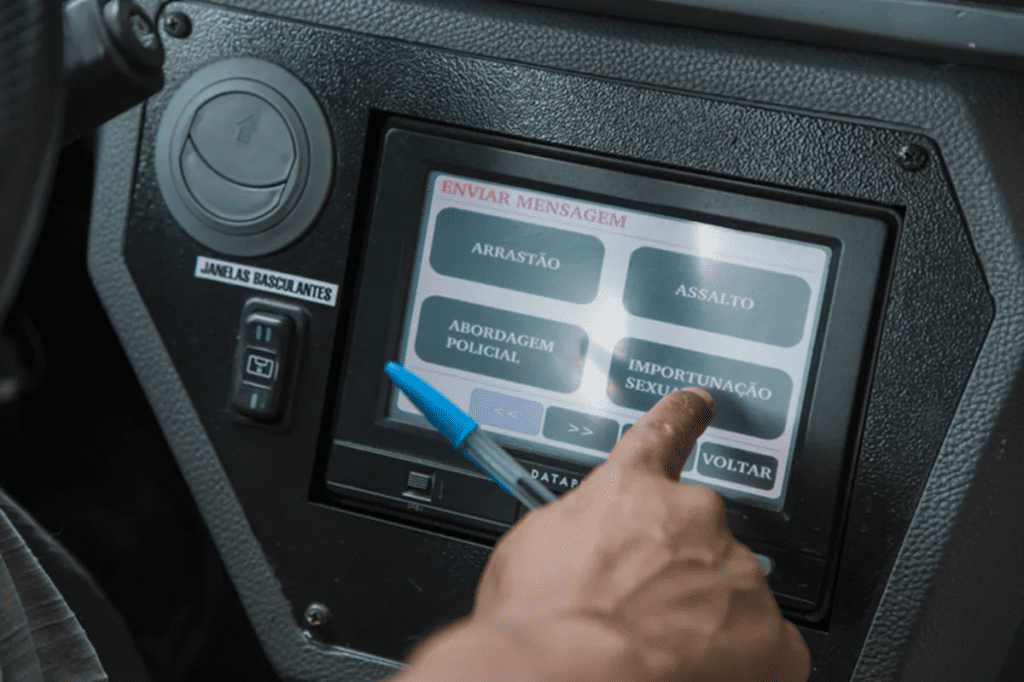 Ônibus de Curitiba têm botão contra assédio; 22 usos em 2025