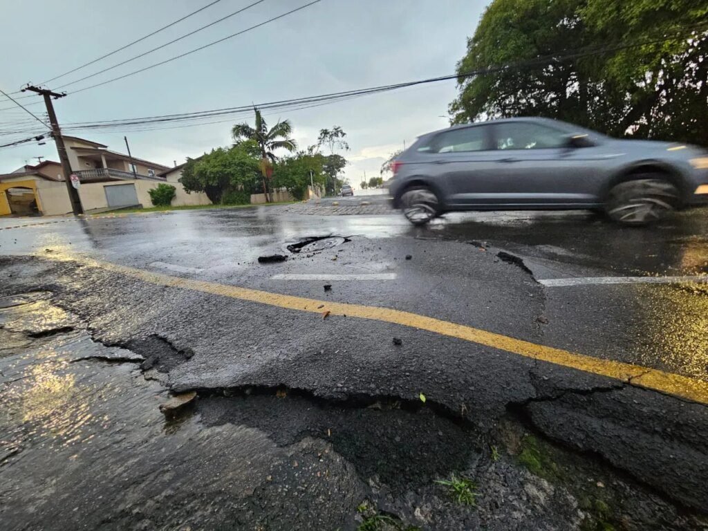 bueiro cede e árvore bloqueia avenida