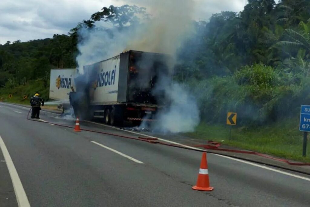 Caminhão de papel higiênico pega fogo e bloqueia rodovia Caminhão com papel higiênico pega fogo e interdita rodovia