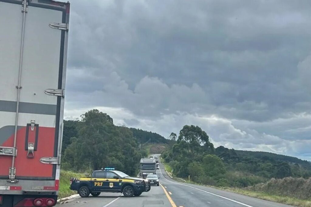 Caminhonete se envolve em acidente fatal na Lapa Motorista de caminhonete morre em grave acidente na Lapa