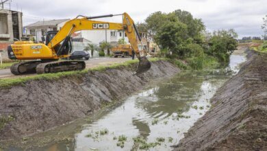 Canais de drenagem recebem limpeza para prevenção de alagamentos