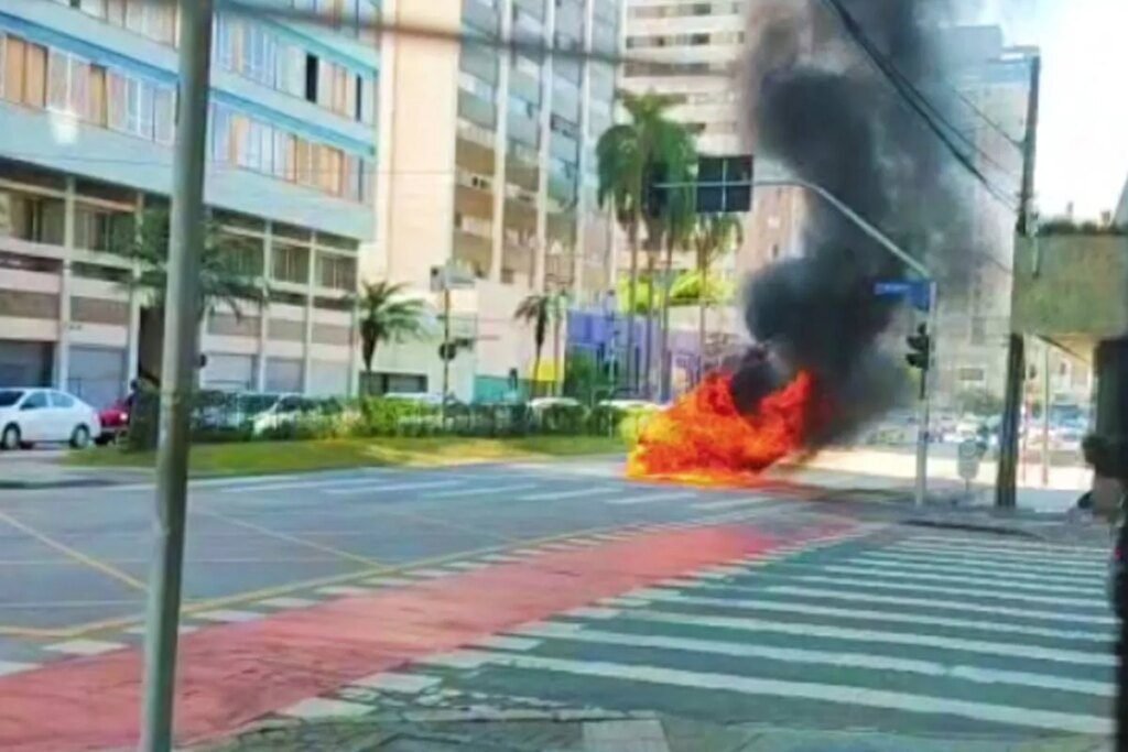 carro pega fogo e interdita rua do Centro