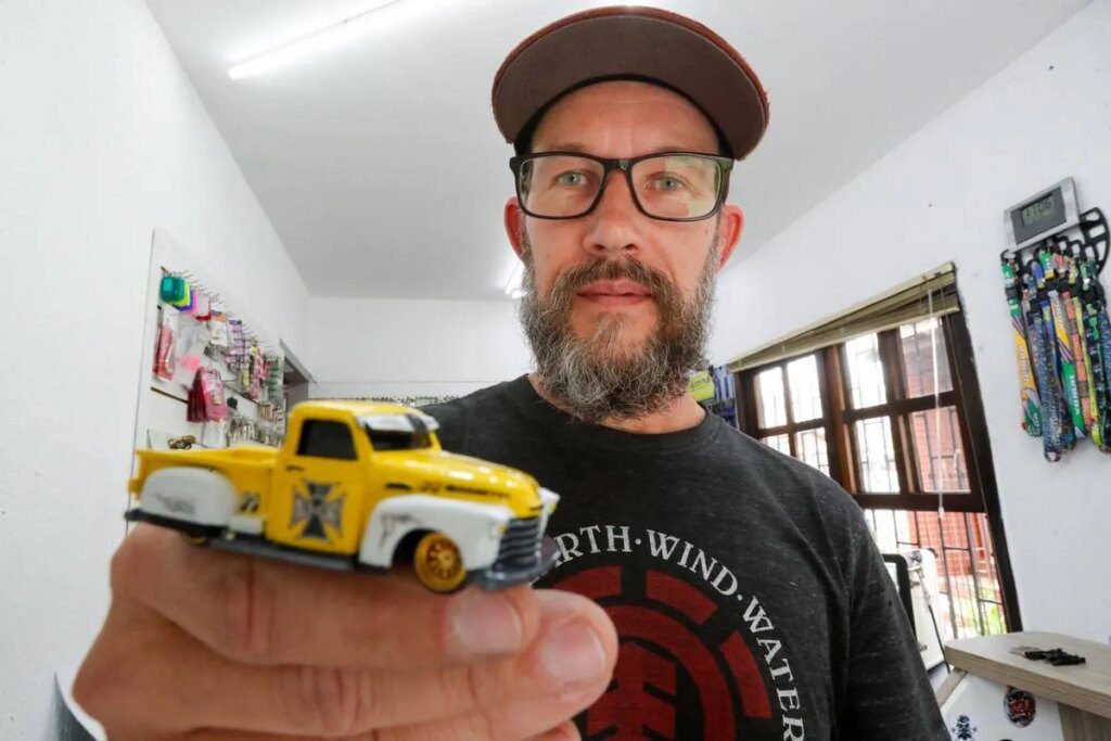 Chaveiro de Curitiba tem o segredo da customização de carrinhos Hot Wheels