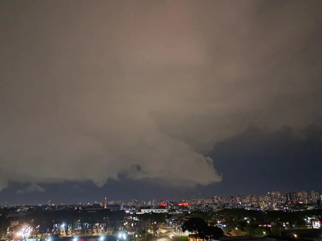 Nova tempestade se aproxima do Paraná após ciclone se afastar Chuva forte atinge Curitiba e região nesta sexta-feira