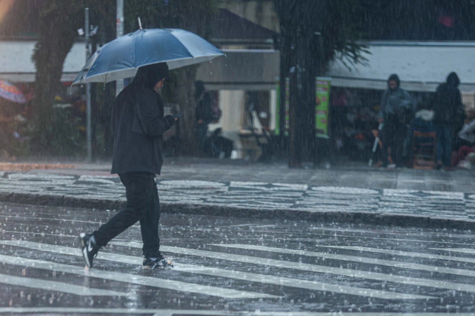 Chuva forte com granizo atinge bairros de Curitiba neste domingo