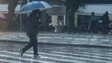 Chuva forte com granizo atinge bairros de Curitiba neste domingo