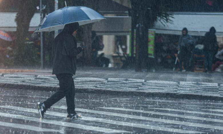 Chuva forte com granizo atinge bairros de Curitiba neste domingo