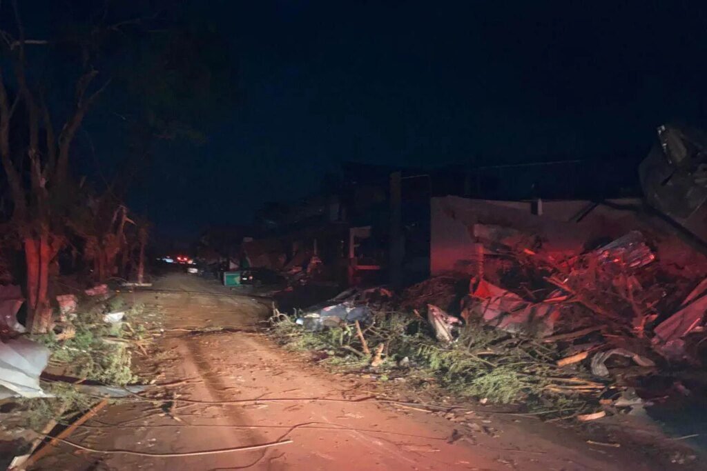 Ciclone afeta mais de 200 mil pessoas sem energia no Paraná Ciclone deixa mais de 200 mil unidades sem luz no Paraná