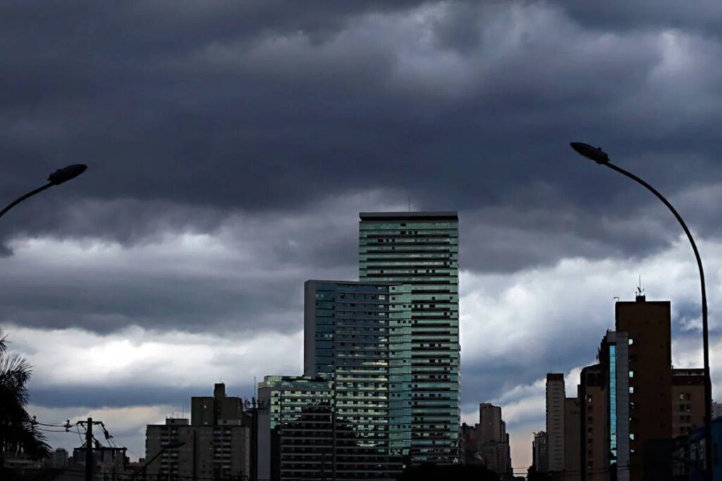 Ciclone extratropical traz alerta laranja de tempestade para Curitiba
