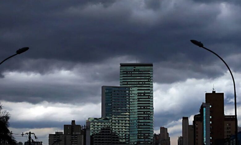 Ciclone extratropical traz alerta laranja de tempestade para Curitiba