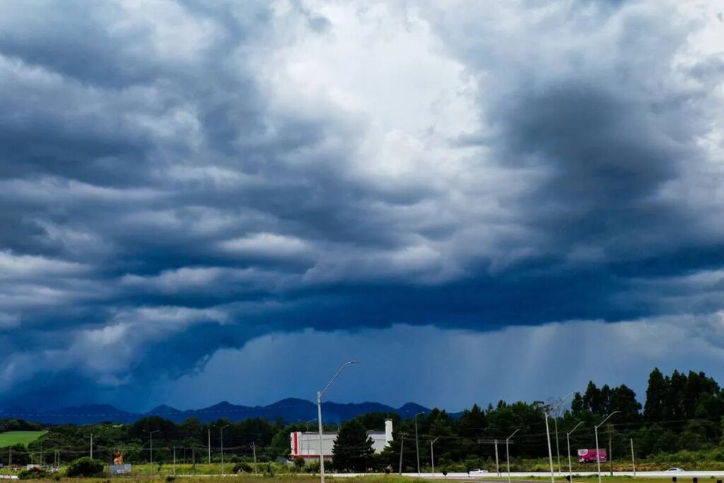 Ciclone se forma no Sul e traz risco de temporal no Paraná Novo Ciclone se forma no Sul com risco de temporal no Paraná